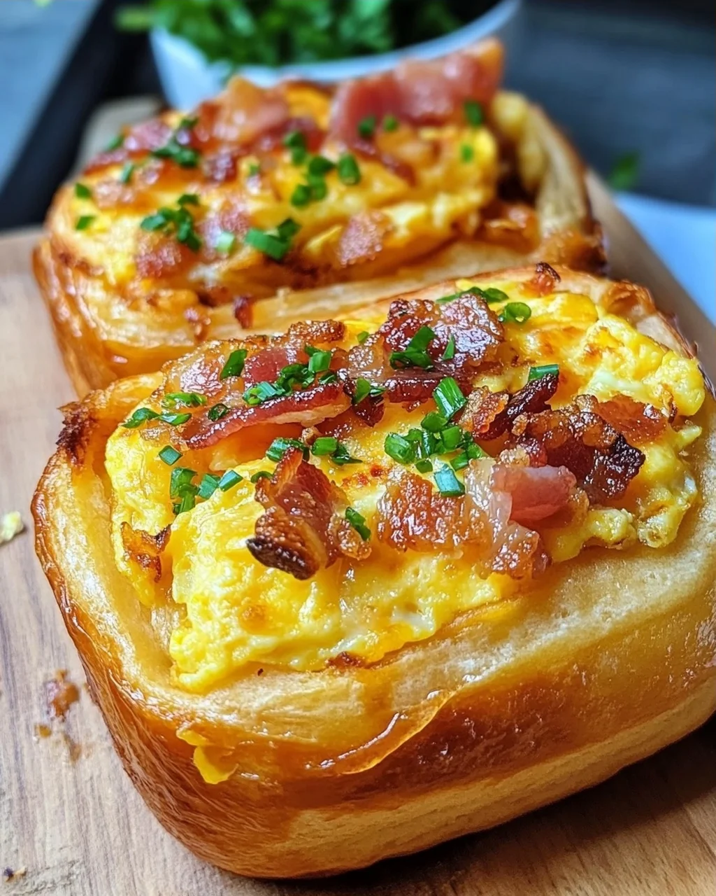 Frühstücksrollen mit Rührei, Käse und Speck
