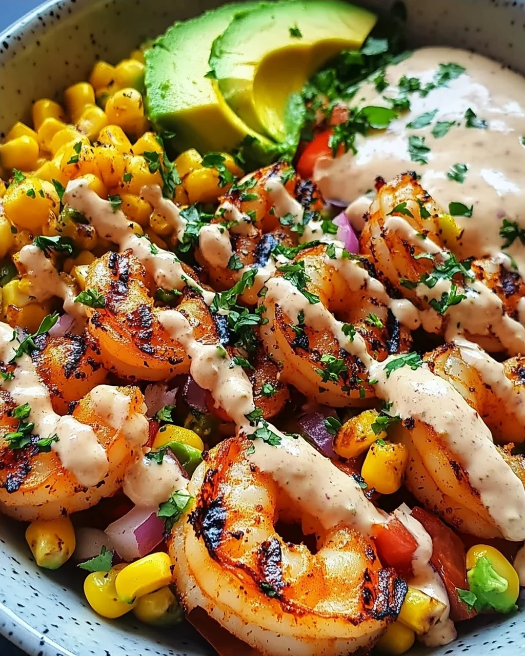 Gegrillte Garnelen Bowl mit Avocado Mais-Salsa & Cremiger Sauce