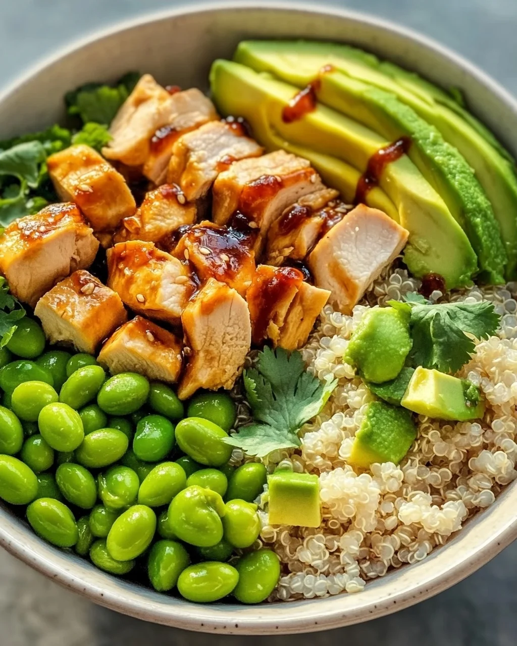 Protein Power Bowl: Hähnchen, Edamame & Avocado Genuss!