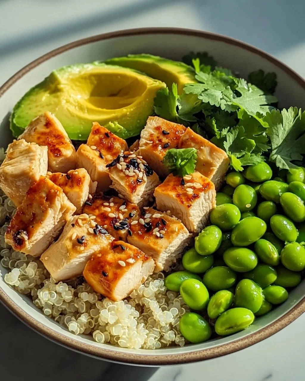 Protein Power Bowl: Hähnchen, Edamame & Avocado Genuss!